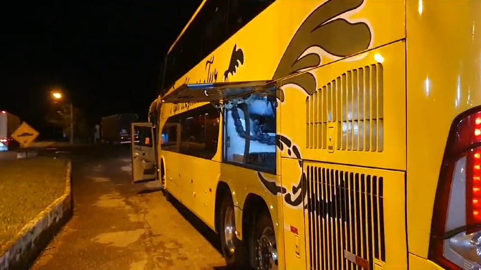 Material foi encontrado com homem dentro de ônibus que foi parado pela PRF na BR-101, em Campos — Foto: PRF