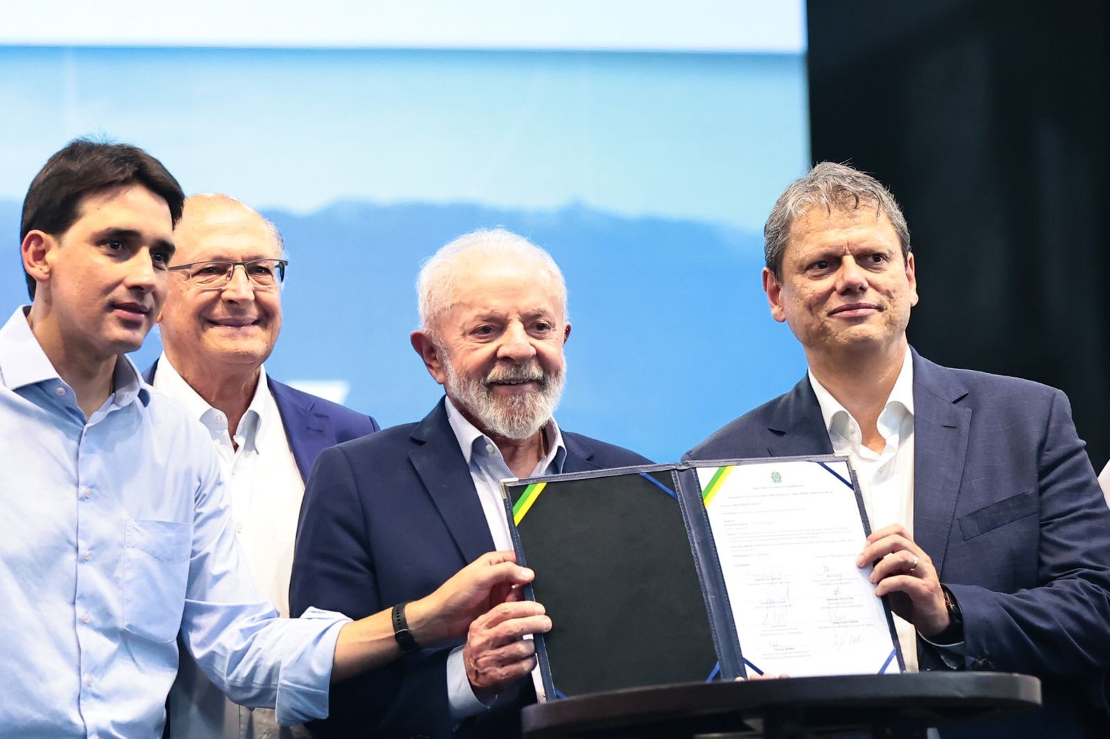 Lula e Tarcísio lançam edital do Túnel Santos-Guarujá em clima amistoso: 'vontade política', diz presidente