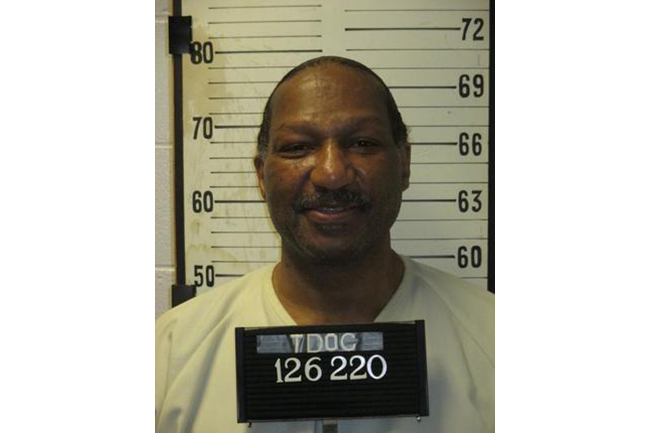 Condenado à morte reclama de dor intensa durante execução com injeção letal e levanta polêmica nos EUA