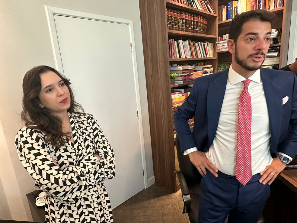 Advogados Amanda Bessoni Boudoux Salgado e José Roberto Soares Lourenço defendem os interesses de Marcus Rocha e da namorada dele — Foto: Kleber Tomaz/g1