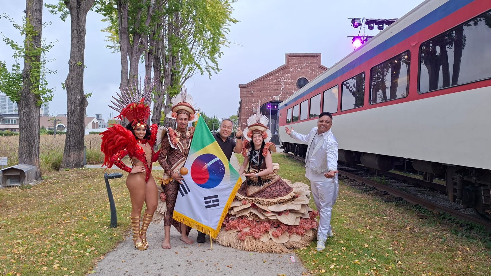 Grupo de dança brasileiro leva samba a bienal de artes folclóricas na Coreia do Sul