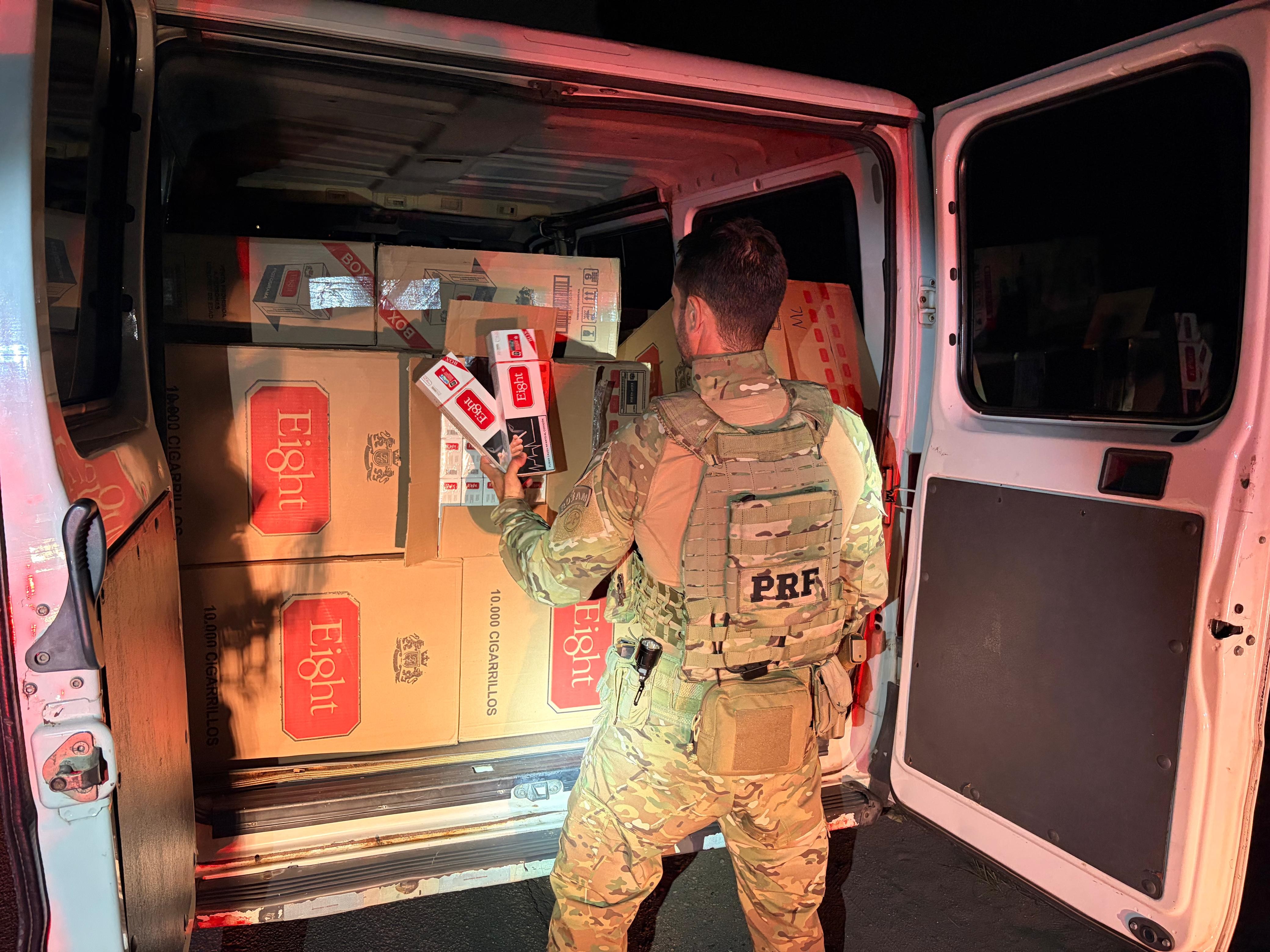 PRF apreende 500 mil cigarros contrabandeados dentro de carro em Rio Largo, AL