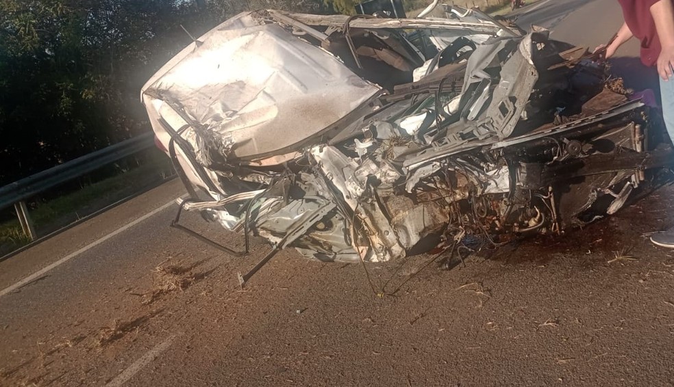 Carro fica destruído após bater caminhão e capotar na SP-127 em Itapetininga — Foto: Reprodução/Redes Sociais/G1