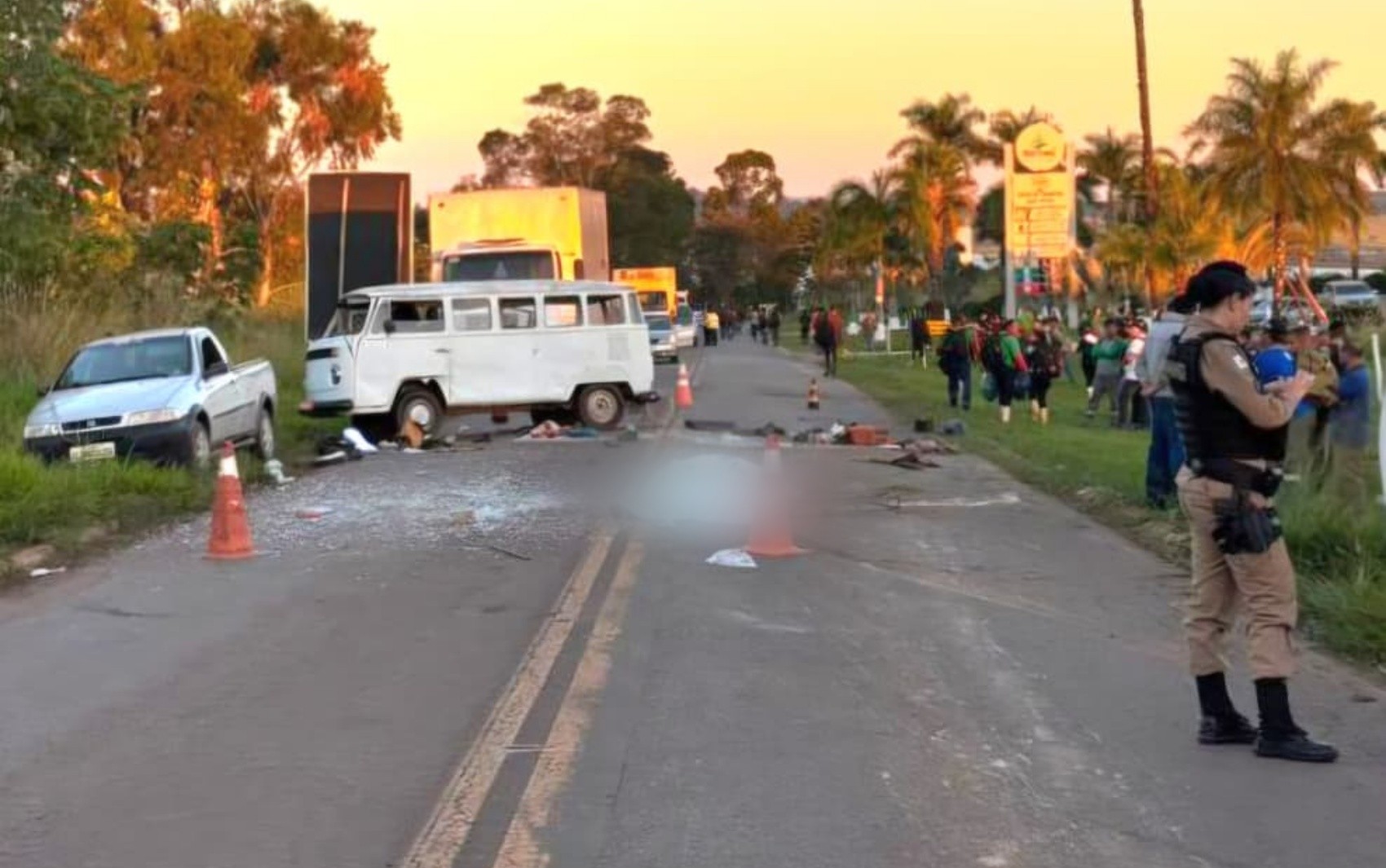 Mulher morre após capotamento de Kombi com trabalhadores em Delfinópolis, MG