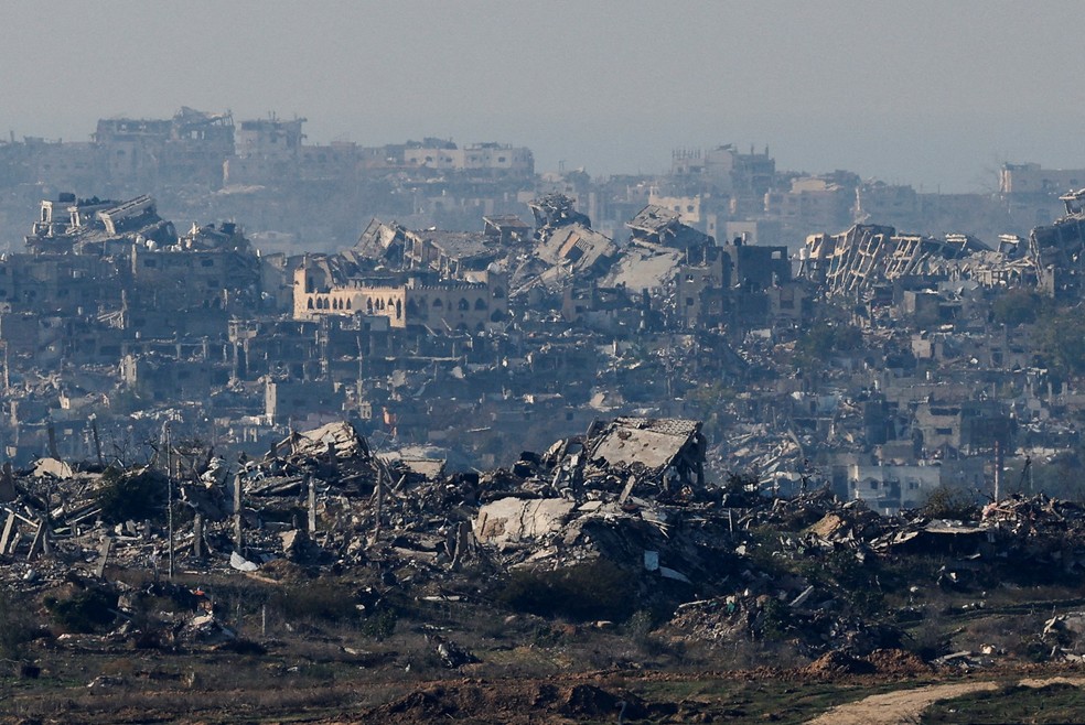 Prédios destruídos na Faixa de Gaza durante conflito entre Israel e Hamas, vistos do sul de Israel — Foto: Kai Pfaffenbach/Reuters