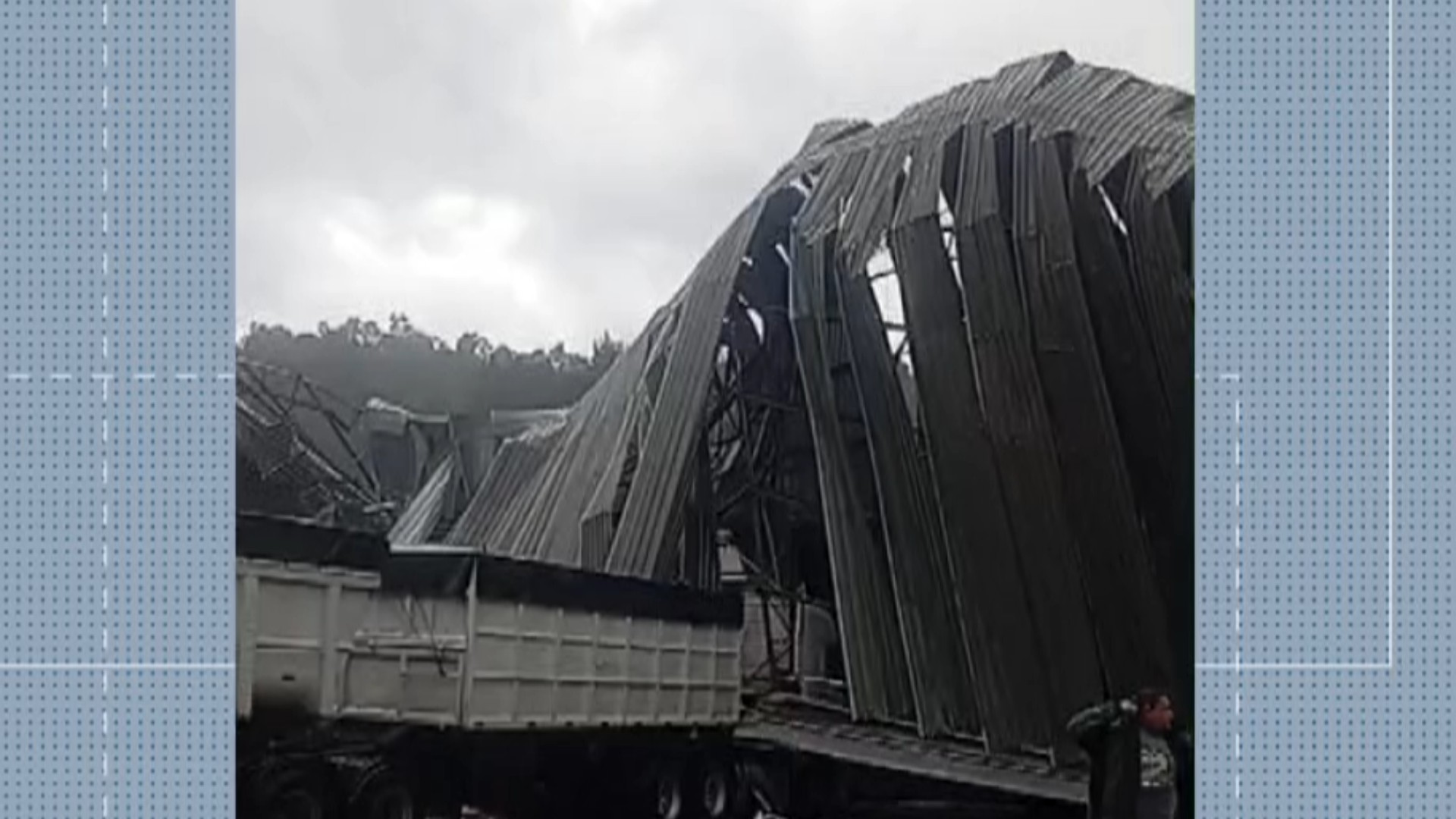 Tempestade destelha barracão, alaga estradas e derruba muros no Paraná