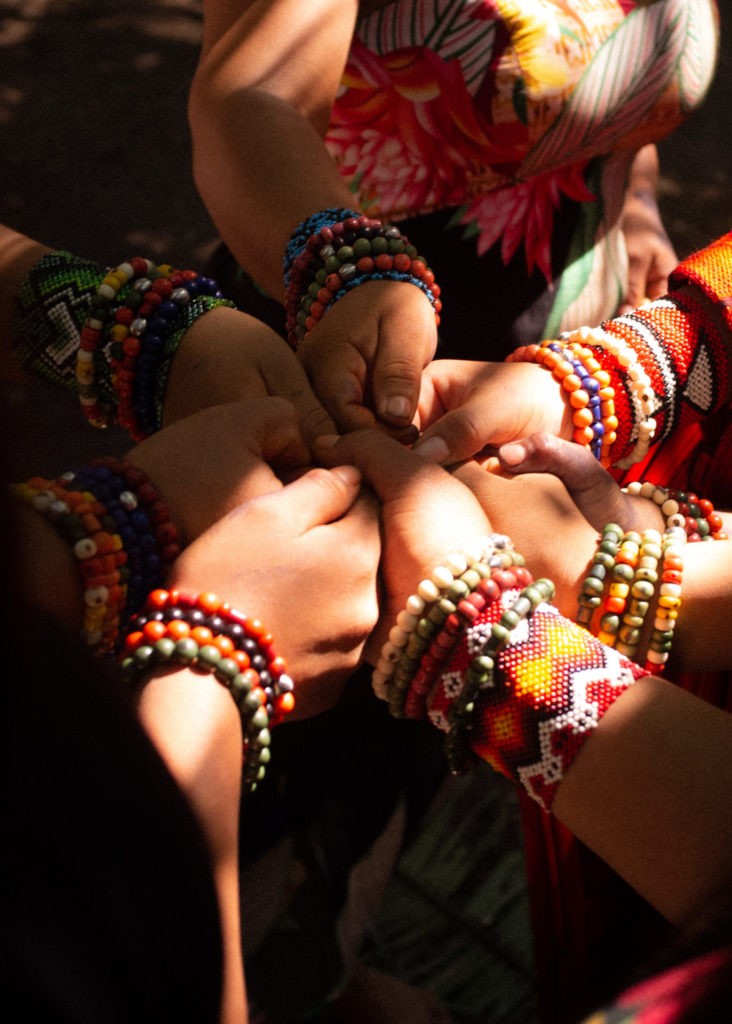 Oficina de confecção de pulseiras com sementes de açaí reúne crianças e famílias em Presidente Prudente