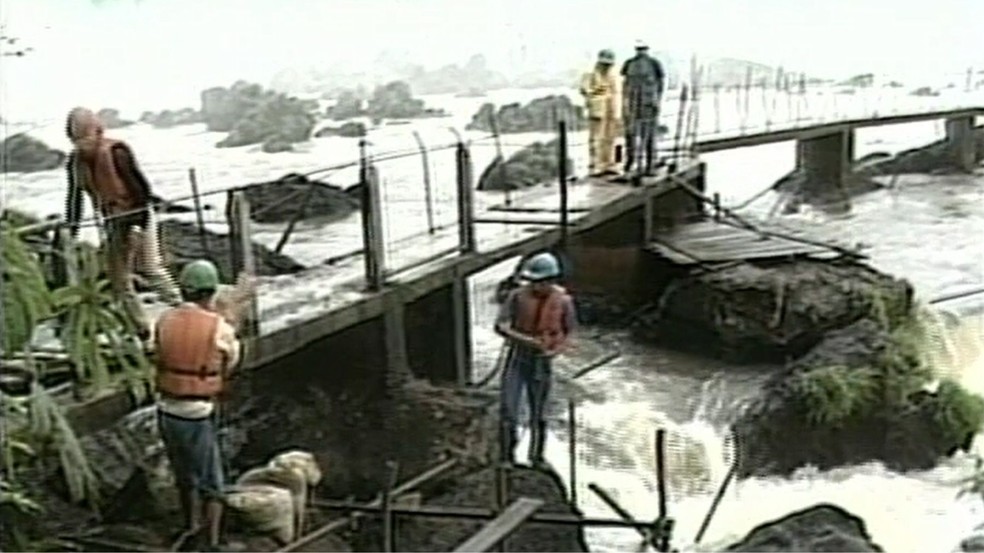 Passarela das Cataratas durante a construção em 1992 — Foto: RPC
