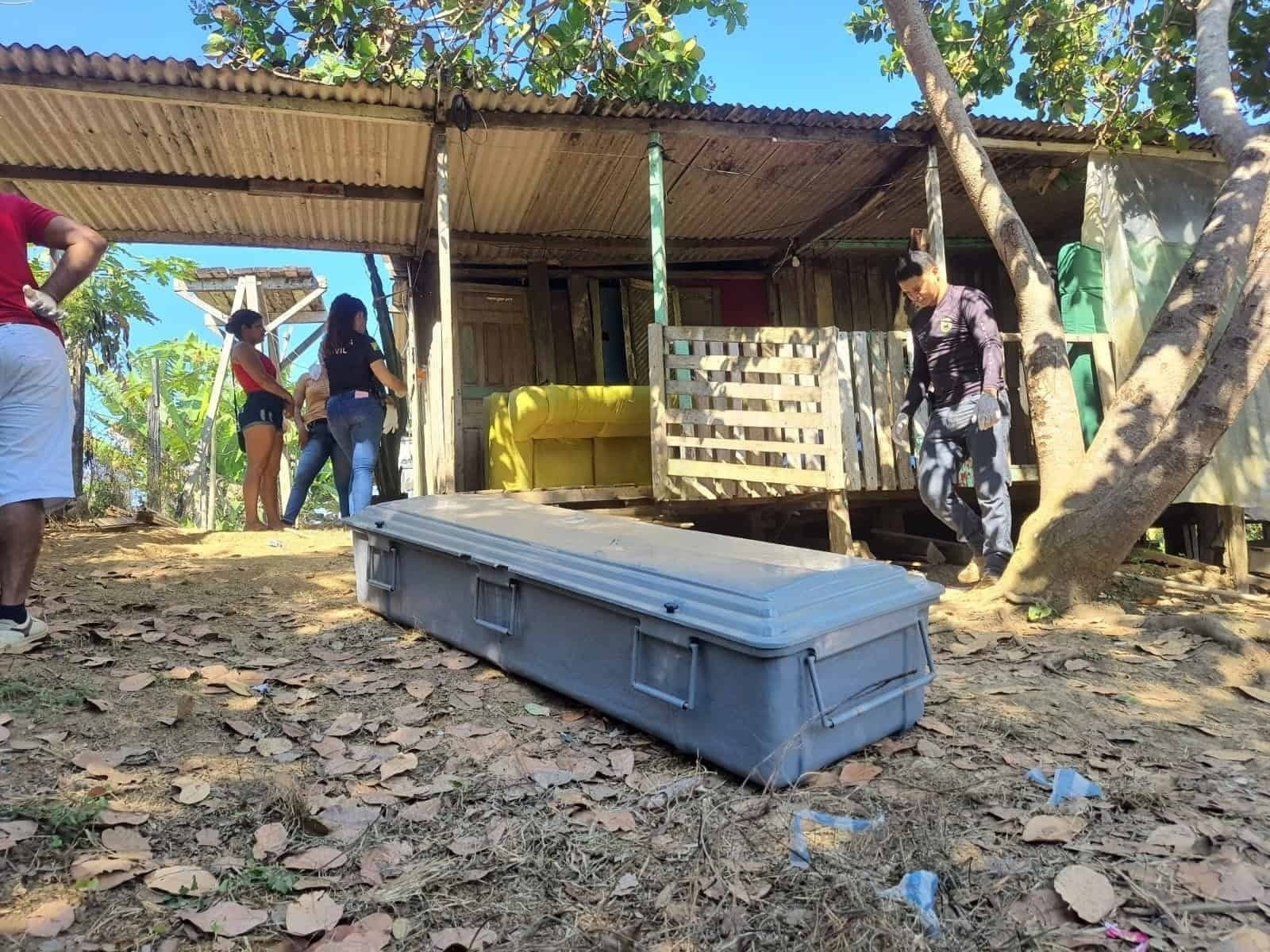 Homem é morto a tiros enquanto dormia em sofá na varanda de casa no Acre