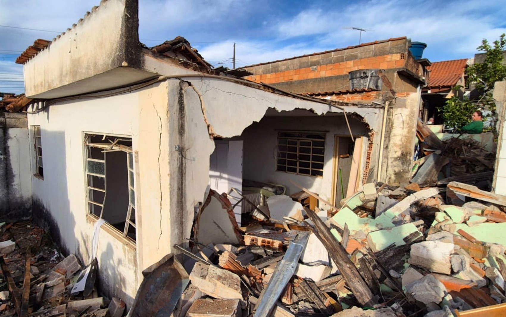 Idoso ferido em explosão por gás é transferido para hospital de referência em queimados em MG