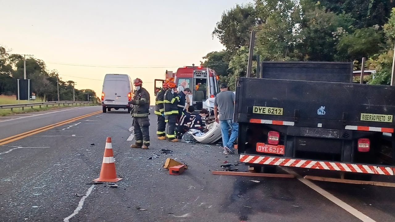 Mulher de 31 anos morre em acidente entre carro e caminhão na SP-318 em São Carlos
