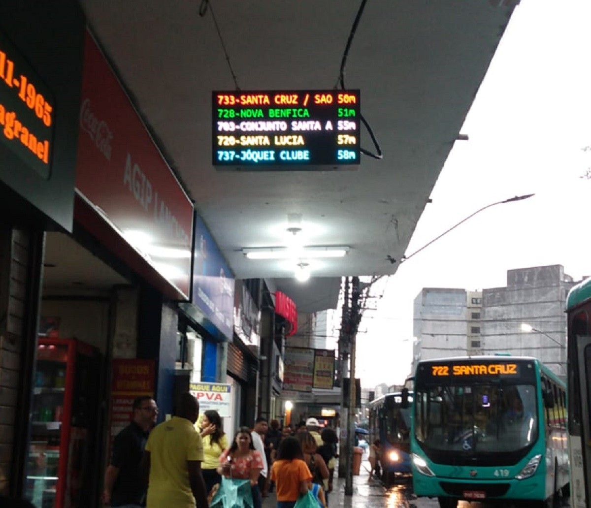 Painel com tempo de espera dos ônibus começa a funcionar na Avenida Getúlio Vargas, em Juiz de Fora