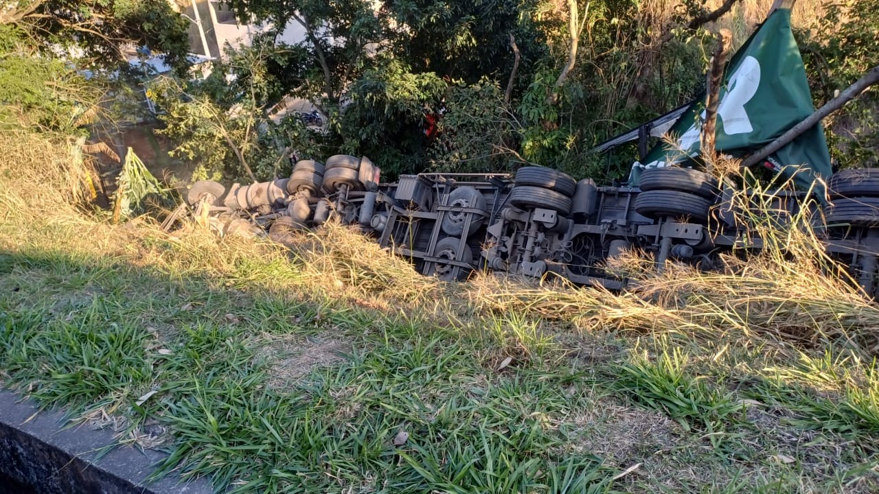Caminhão que transportava cerveja sai da pista e tomba na BR-393, em Barra do Piraí