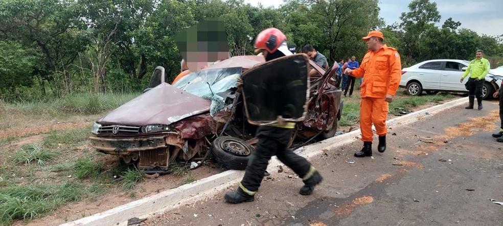 Bombeiros fizeram o resgate do corpo — Foto: Wilton Dias/TV Anhanguera