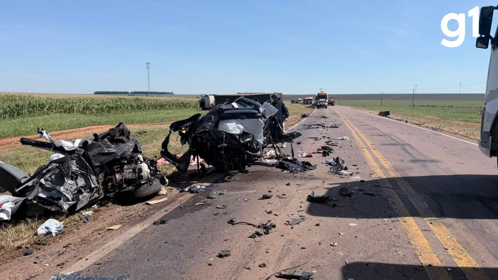 Nas imagens divulgadas do acidente é possível ver o carro do casal destruído após a batida. — Foto: Reprodução