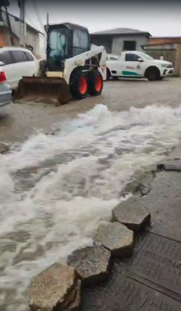 Rua vira 'cachoeira' após reservatório de água transbordar em Florianópolis; VÍDEO