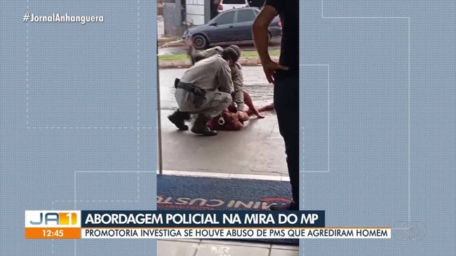 HOMEM É AGREDIDO POR POLICIAIS DURANTE ABORDAGEM EM GOIÁS