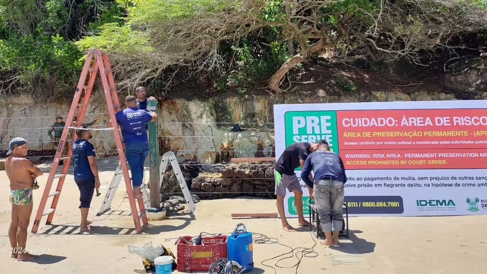Idema instala placas e cercas no entorno da praia de Ponta Negra, em Natal — Foto: Idema