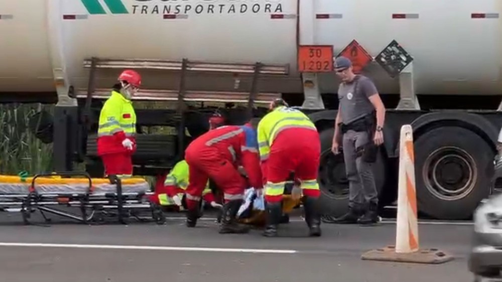 Motociclista tem fratura exposta ao cair embaixo de caminhão em rodovia do interior de SP