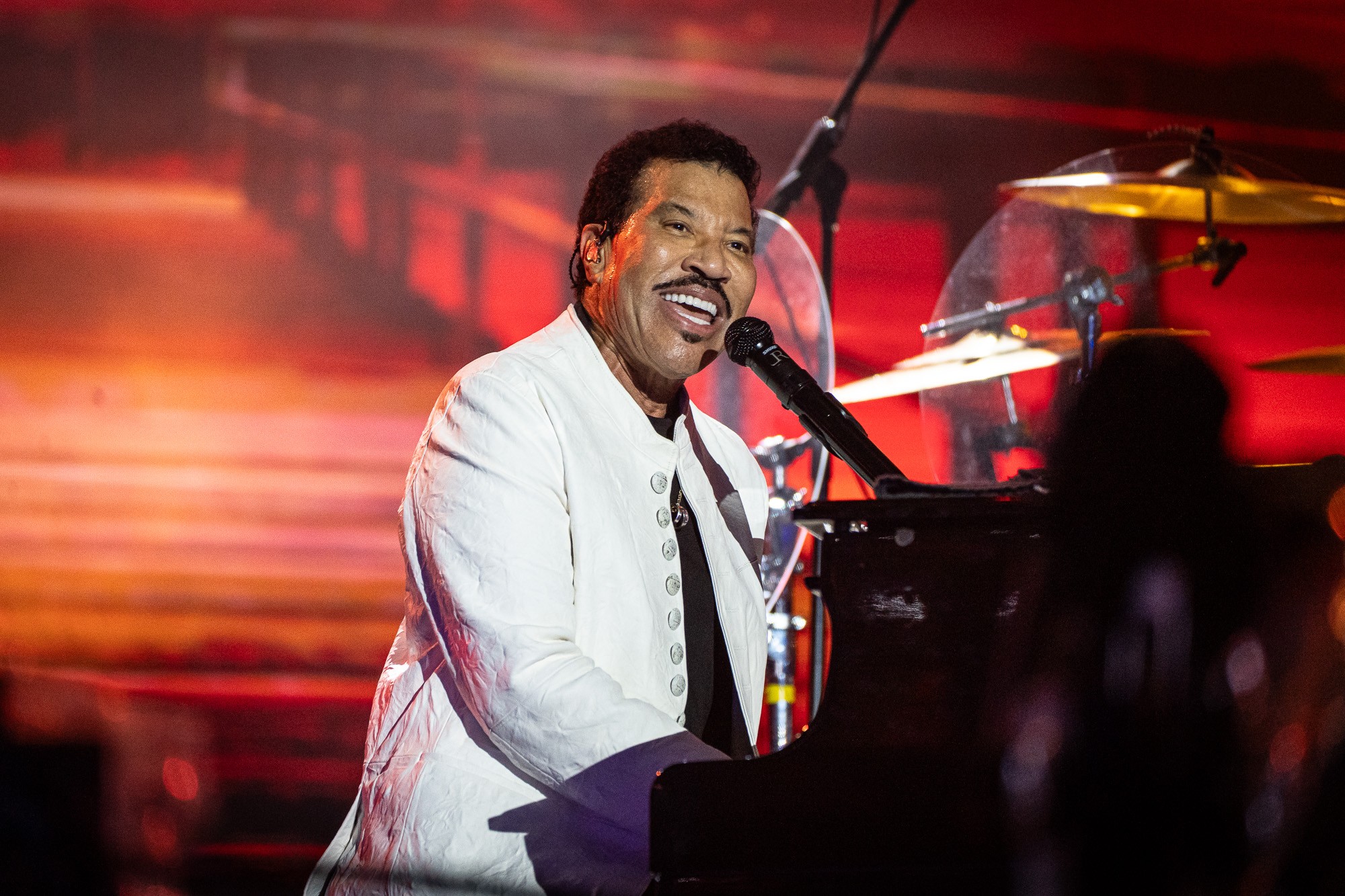 Lionel Richie recebe alta de hospital após passar mal em show e ficar internado em UTI
