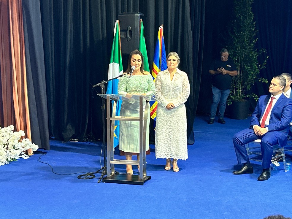 Adriane Lopes (PP) e a vice-prefeita Camilla Nascimento (Avante), tomaram posse nesta quarta-feira (1º). — Foto: Adriano Fernandes/ TV Morena