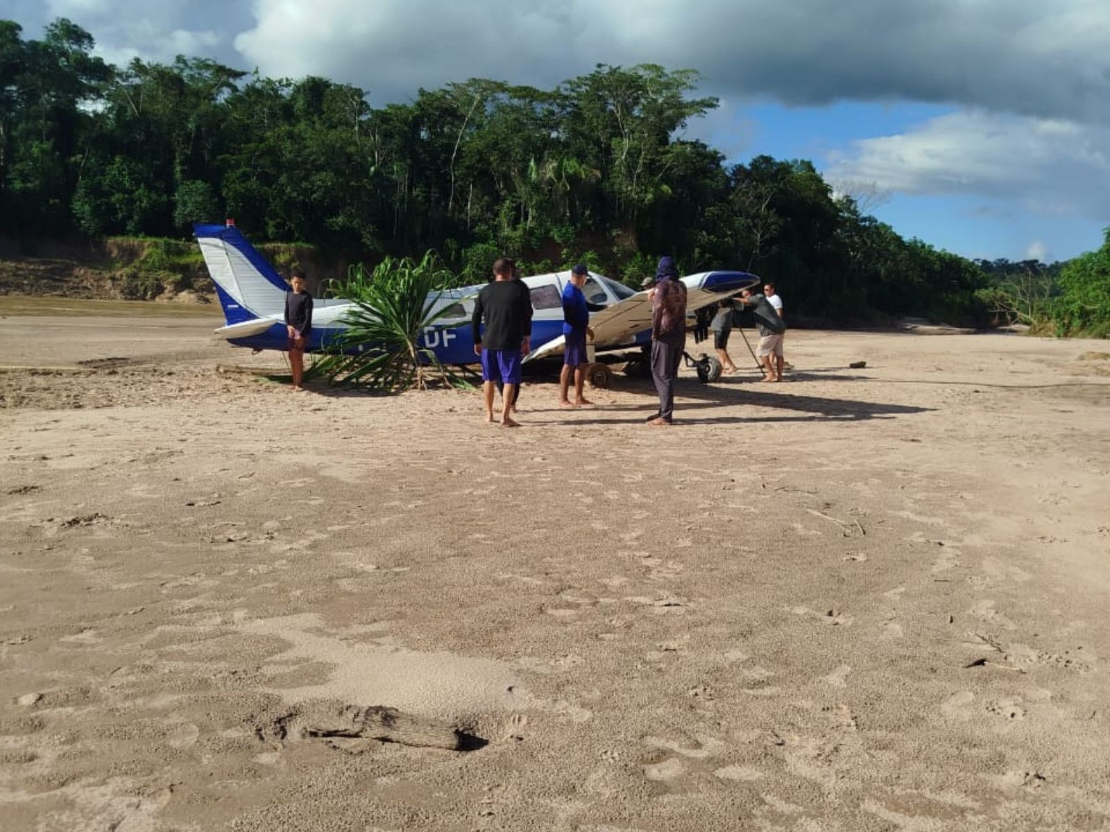 Moradores retiram avião de rio após queda com sete pessoas em cidade do Acre