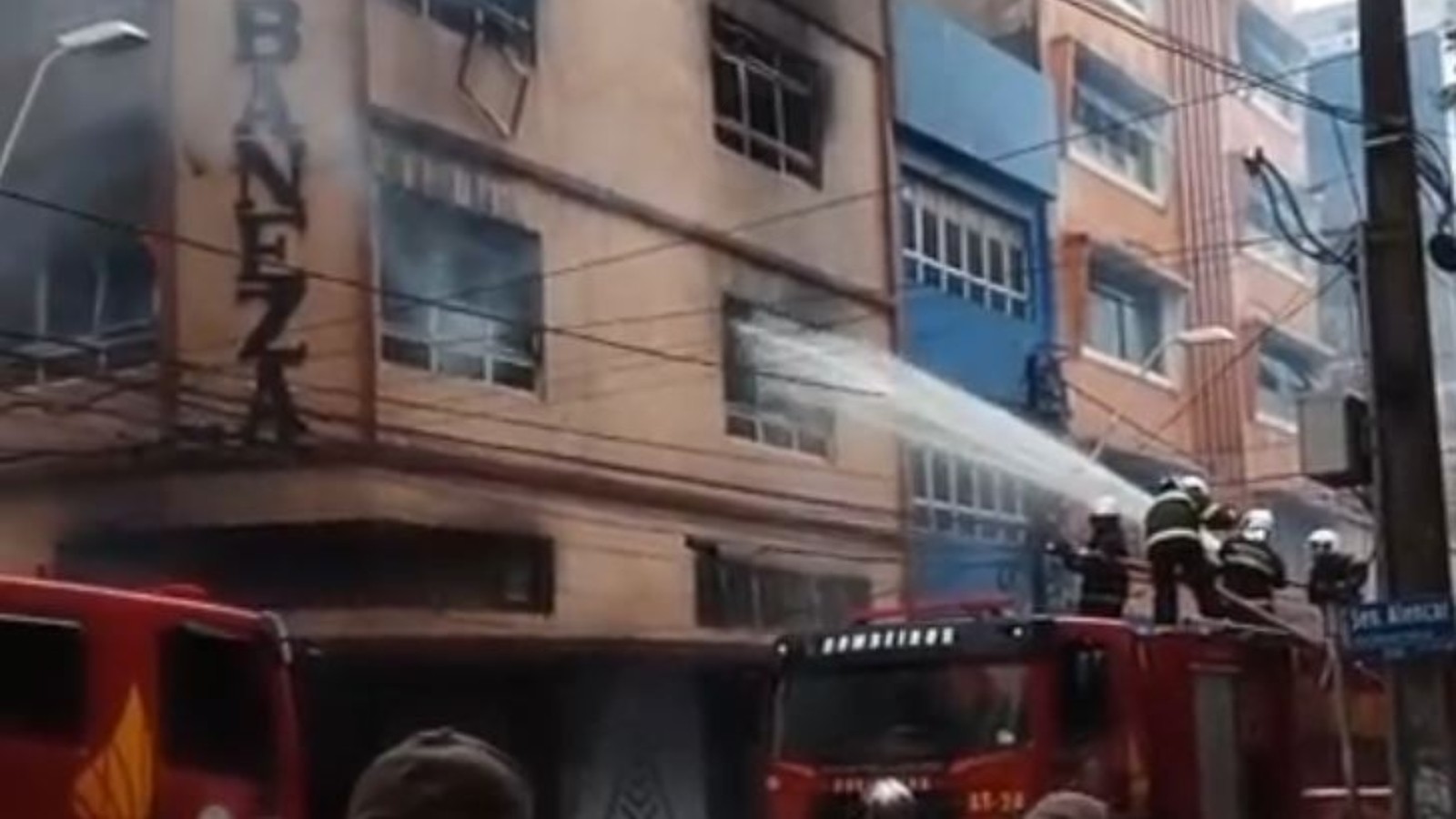 Incêndio atinge loja de material escolar no Centro de Fortaleza