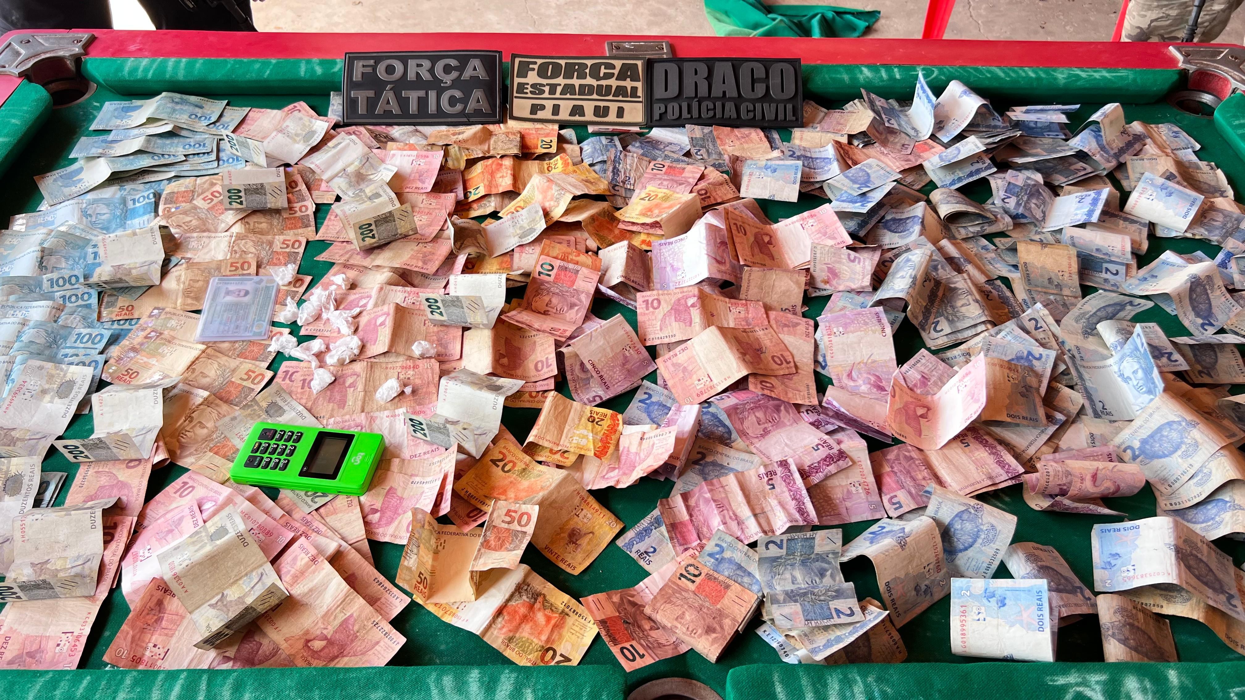 PolÃcia apreende droga enterrada em área de mata e dinheiro durante operação no PiauÃ