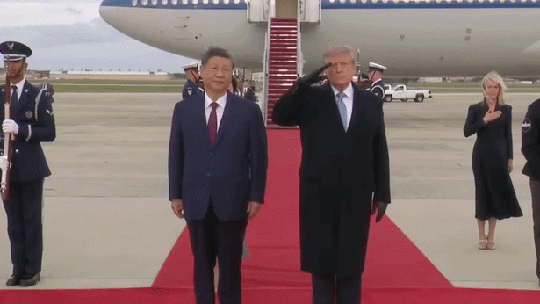 VÍDEO: Trump faz ‘careta’ para avião militar; Xi Jinping não reage