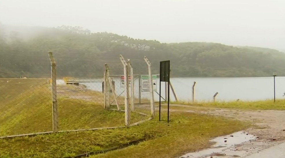 Peixes mortos são encontrados em barragem de mina desativada de exploração de urânio em Caldas (MG) — Foto: Reprodução/EPTV