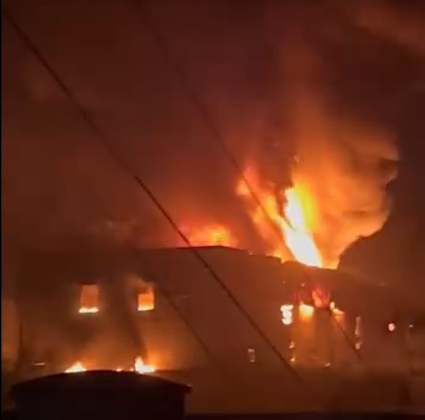 Incêndio de grandes proporções atinge fábrica de velas em Mauá, na Grande SP