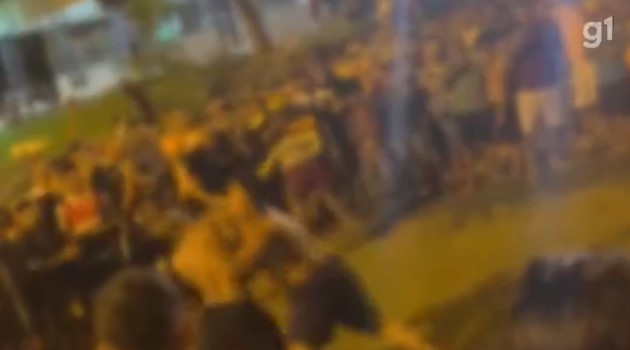 Competição clandestina de luta reúne multidão em praça de Sertãozinho; VÍDEO