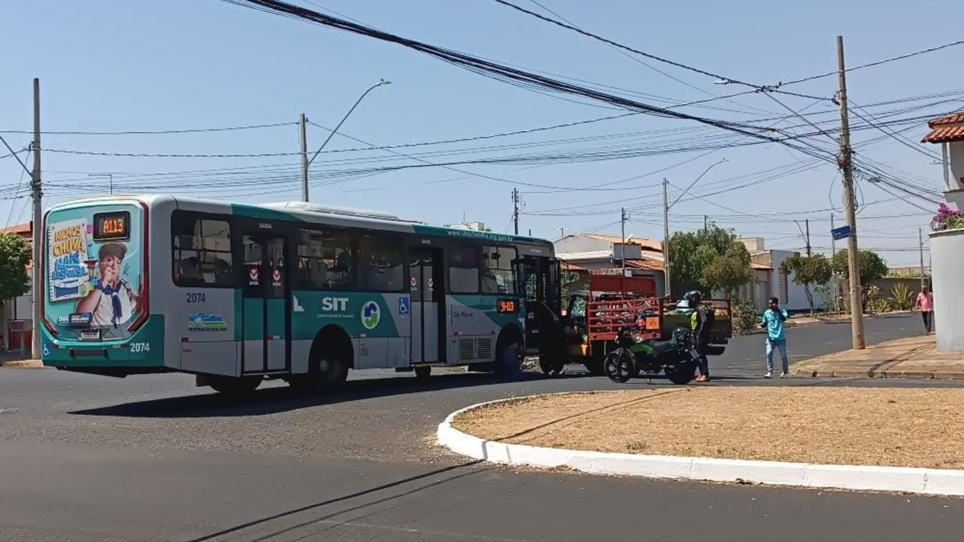 Acidente entre ônibus e veículo com botijões de gás deixa um ferido em Uberlândia