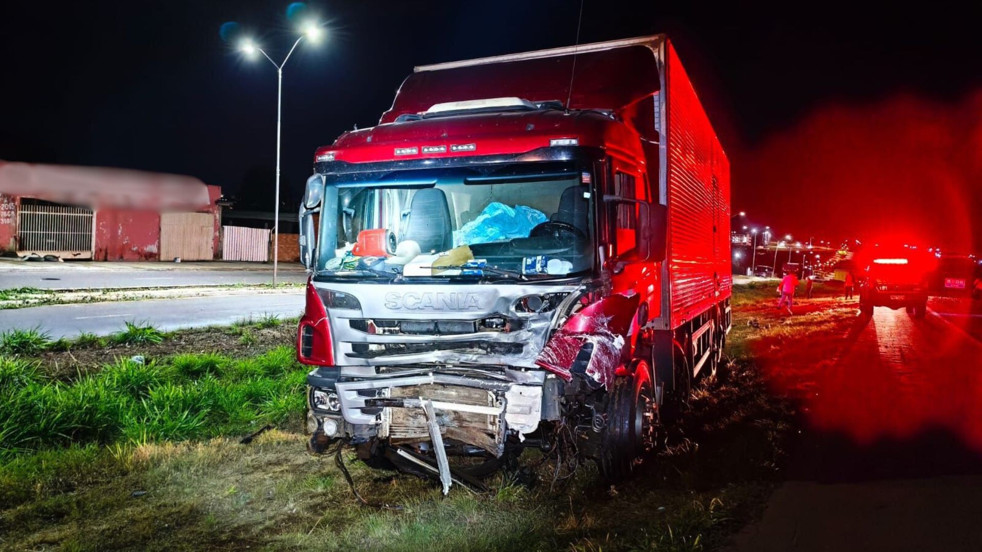 Jovem morre após bater contra caminhão na BR-153, em Jaraguá 