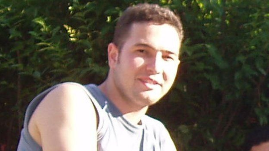 Há 20 anos, polícia londrina matava brasileiro Jean Charles de Menezes; relembre o caso - Em 22 de julho de 2005, imigrante brasileiro de 27 anos teve um fim trágico no Reino Unido após ser confundido com um terrorista procurado em meio a uma operação policial marcada por erros e acusações de acobertamento.