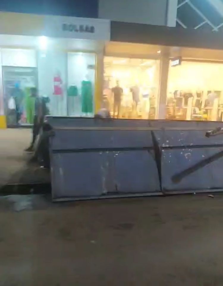 VÍDEO: Estrutura de ponto de ônibus tomba em avenida da região sul de Palmas