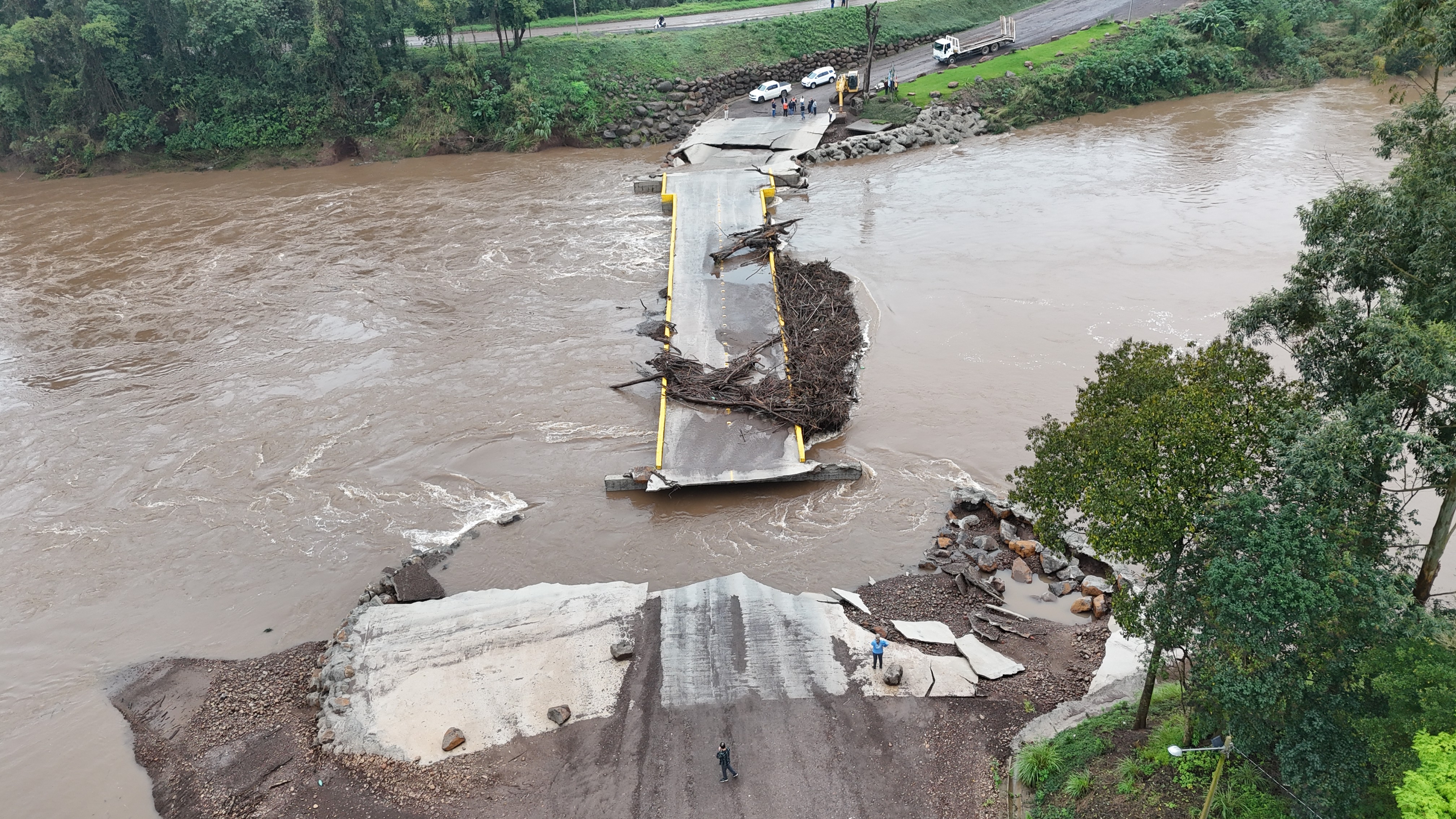 Ponte construída pela comunidade após enchente de 2024 é destruída pela segunda vez com força da chuva no RS