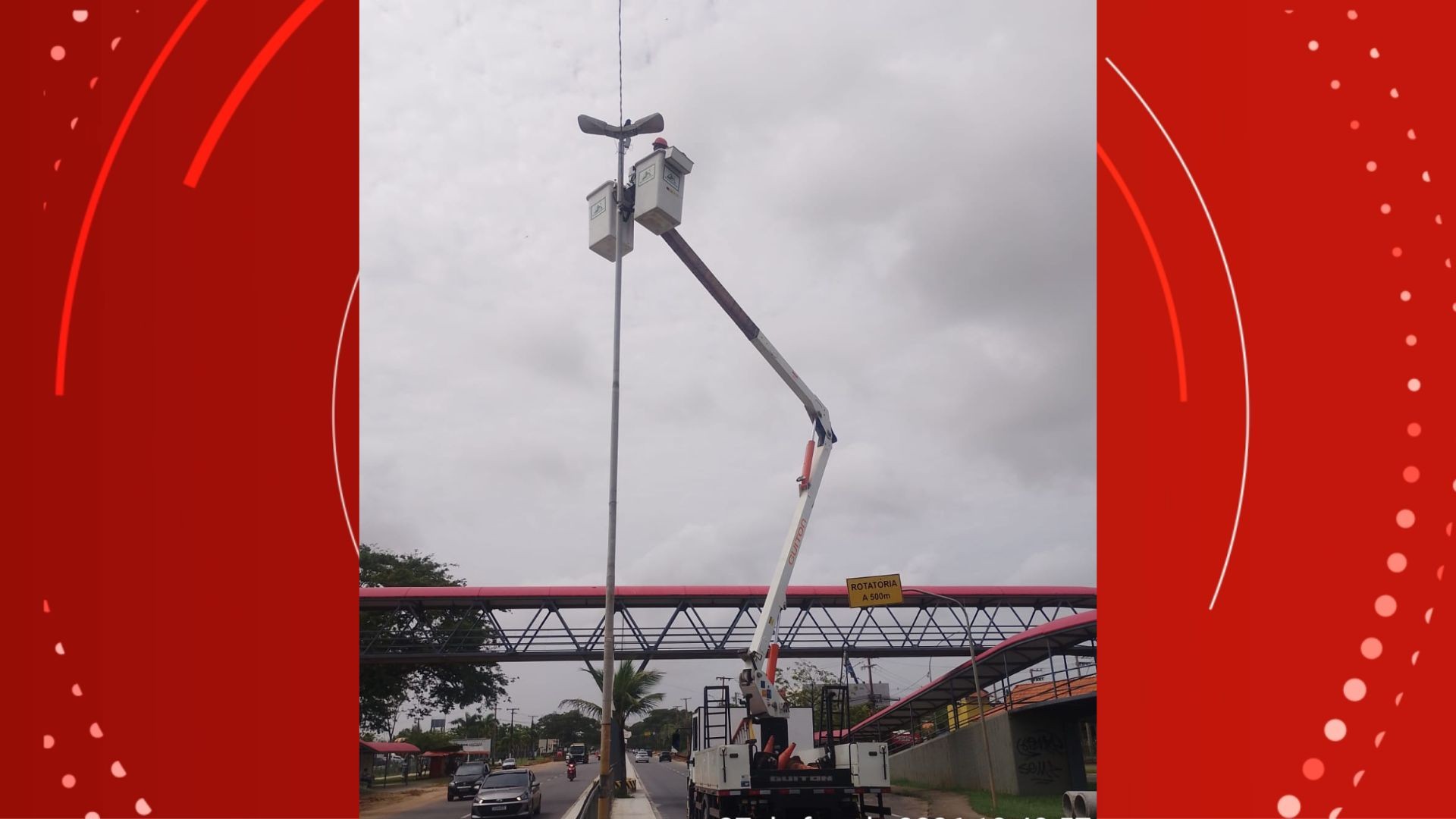 Após reclamações, iluminação de passarela em frente à Unifap passa por reparos em Macapá