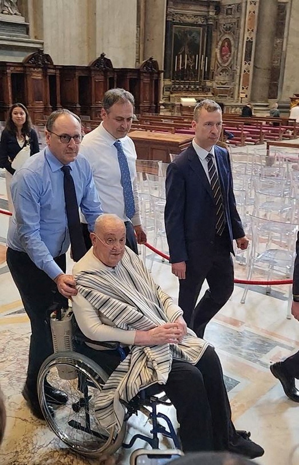 Papa Francisco com manta sobre o colo e auxílio de oxigênio para respirar durante visita na Basílica de São Pedro — Foto: Luiz Gil/Divulgação via REUTERS