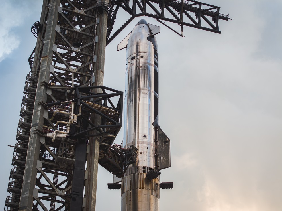 Starship posicionada em base de lançamento da SpaceX, em foto divulgada em 27 de maio de 2025 — Foto: Divulgação/SpaceX