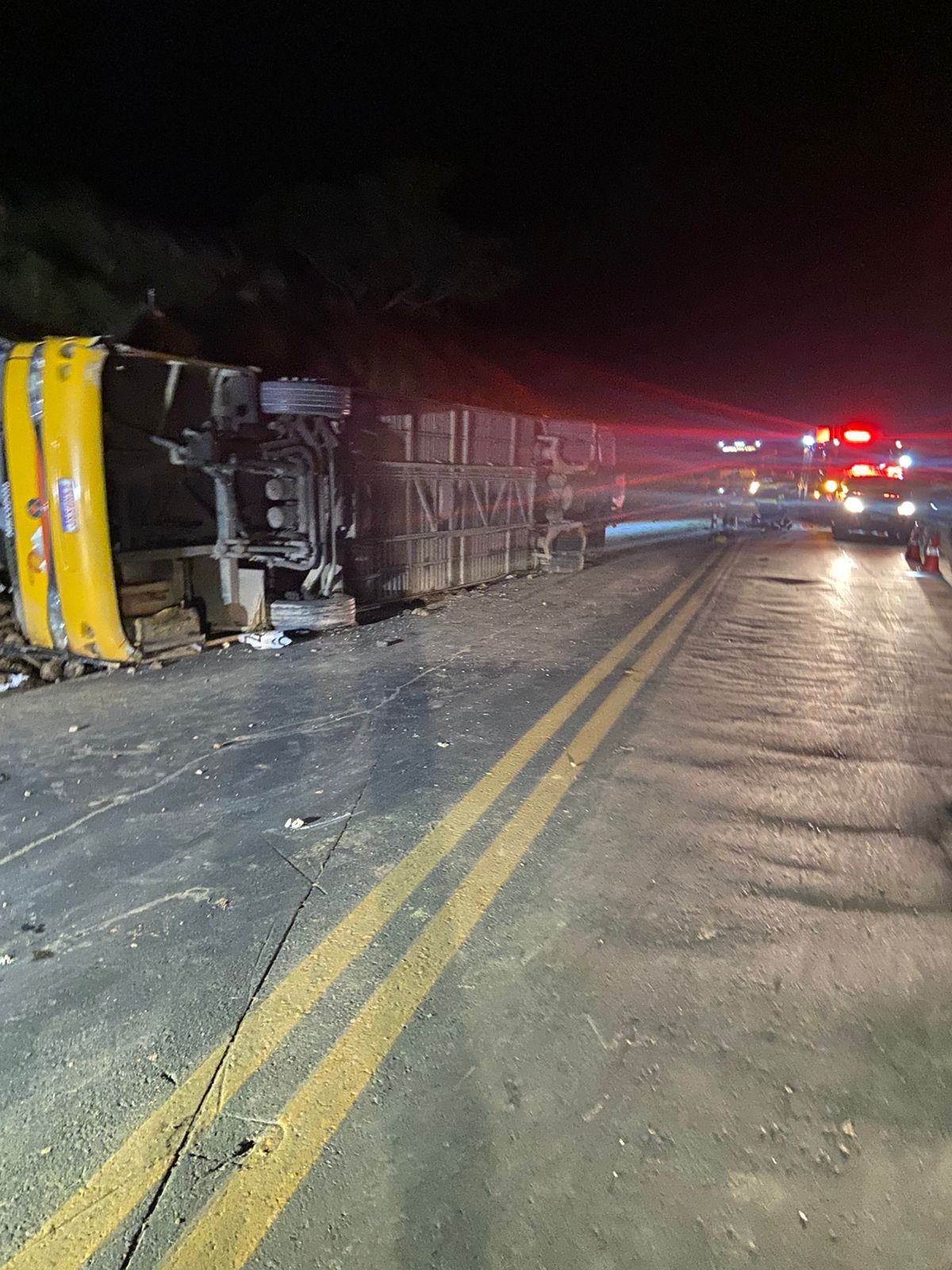 Cinco pessoas morrem em tombamento de ônibus na BR-251