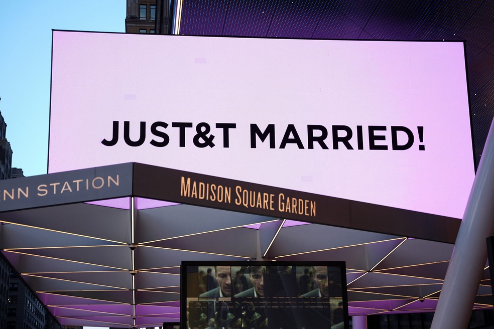 Telão anuncia casamento de Taylor Swift e Travis Kelce — Foto: Reuters
