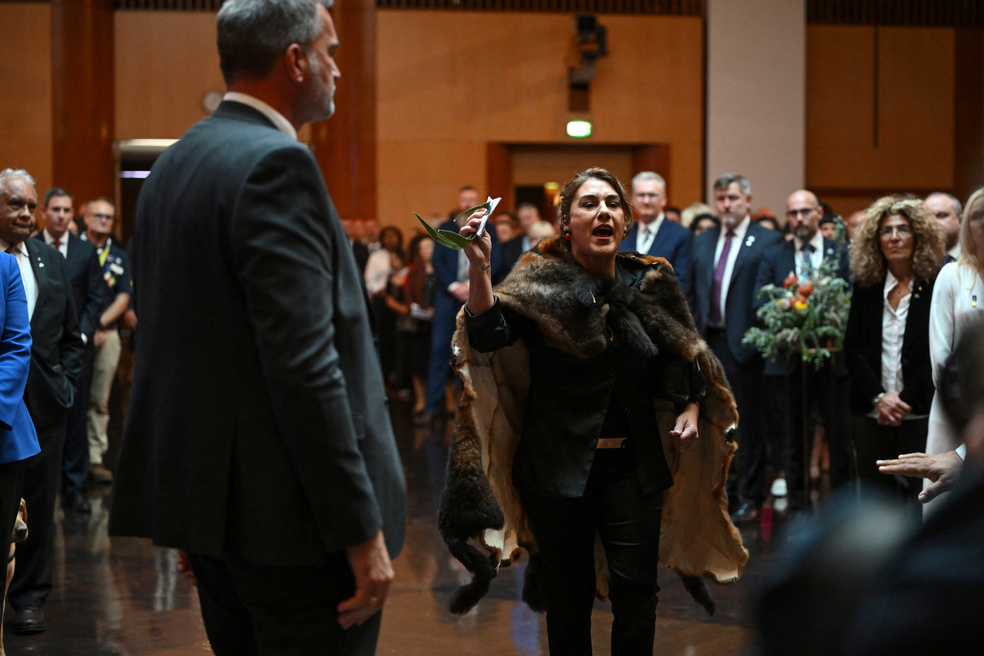 Senadora australiana durante protesto após discurso do rei Charles III em Camberra, na Austrália, em 21 de outubro de 2024. — Foto: Victoria Jones/ Pool via Reuters