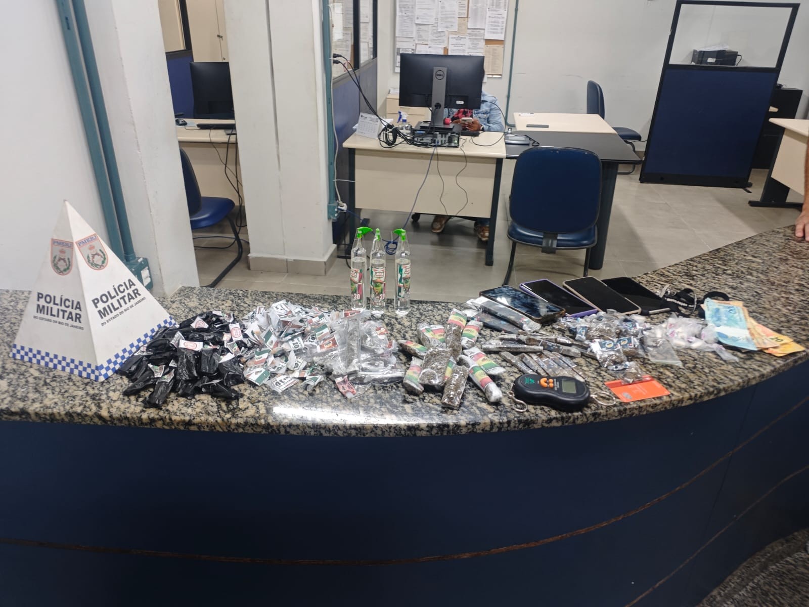 Jovem é preso e três adolescentes apreendidos suspeitos de associação e tráfico de drogas em Resende 