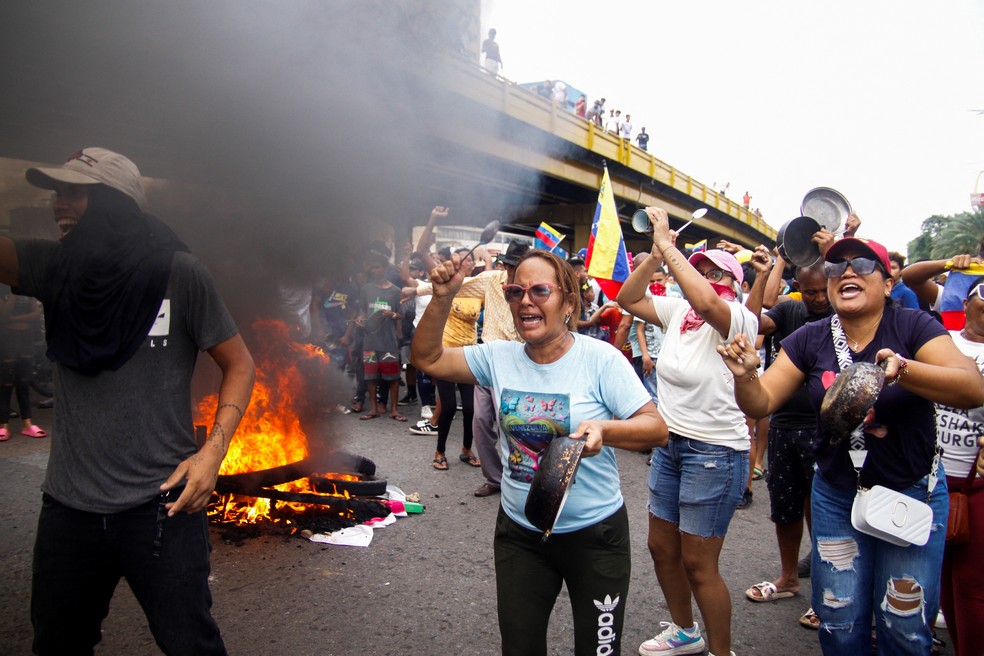 Protestos após reeleição de Maduro ser proclamada na Venezuela — Foto: Reuters/Samir Aponte