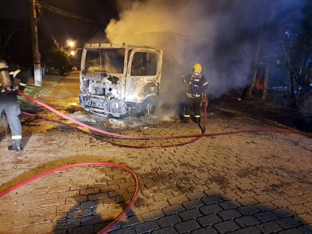 Quatro são indiciados por incêndio a caminhão de lixo em Florianópolis