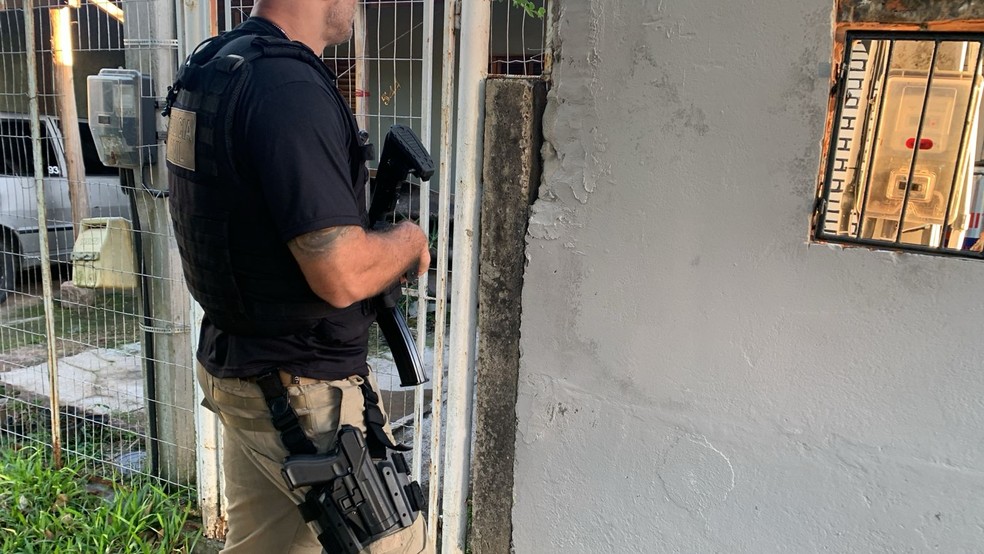 Polícia faz operação contra esquema de fraude de atestados de óbito na Região Metropolitana de Porto Alegre — Foto: Ronaldo Bernardi/Agência RBS