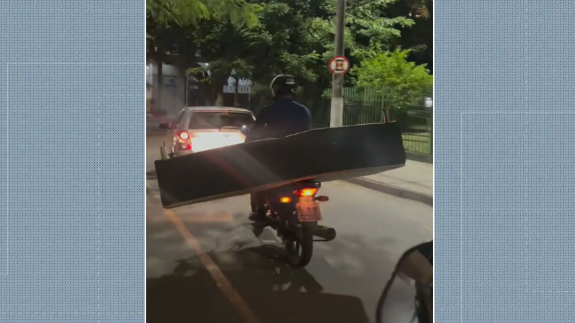 Motociclista é flagrado transportando cama-baú na garupa em Niterói; vídeo