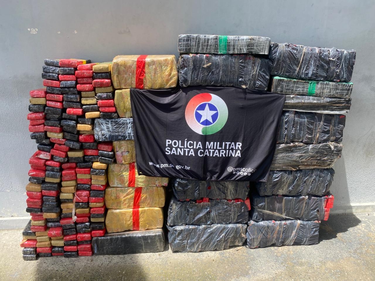 Três pessoas são presas com mais de 720 kg de maconha escondidos em picape e imóveis em Joinville