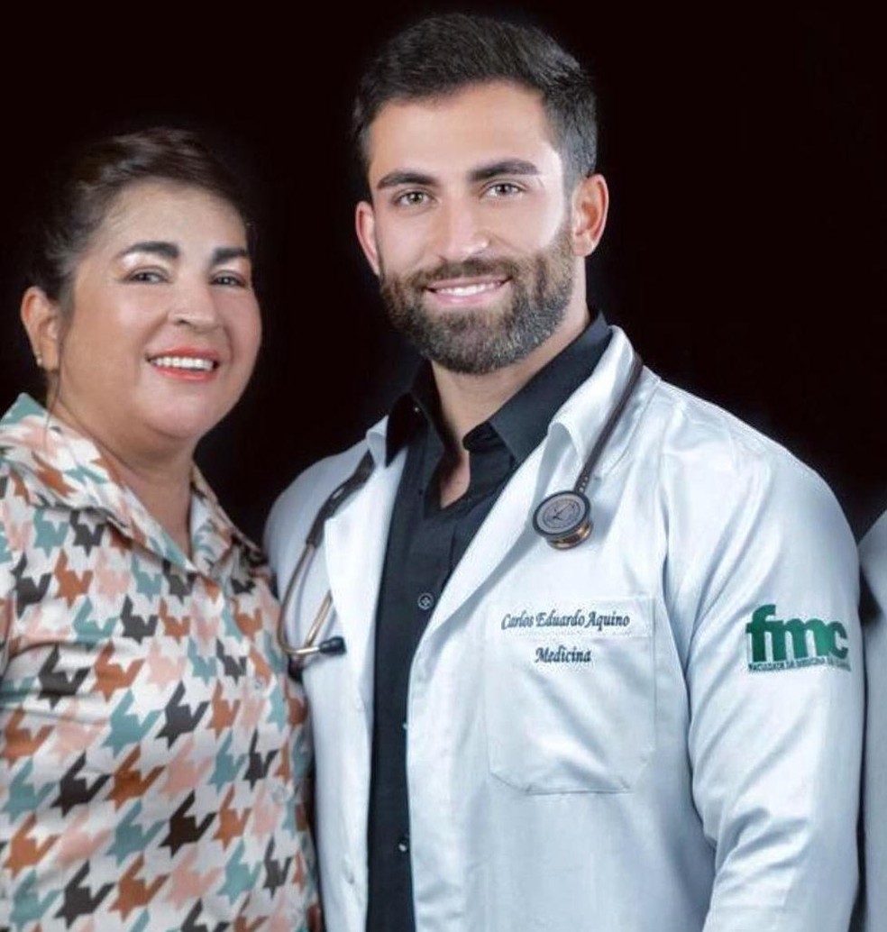 Carlos Eduardo Tavares de Aquino Cardoso, de 32 anos, ao lado da mãe, Eliana de Lima Tavares, que morreu após ser atropelada por ele em Campos — Foto: Reprodução